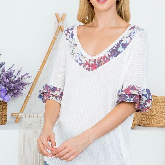 New ITEM! BEAUTIFUL WHITE WAFFLE V-NECK WITH FLORAL ACCENTS! NEW ITEM! - Picture 2 of 6